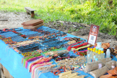 artesanatos dos Pataxós na Praia do Iriri, Paraty