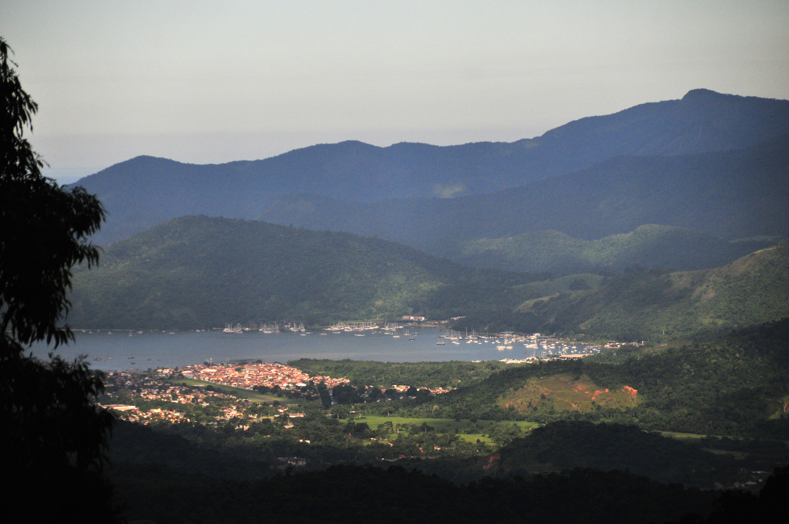 La bahía de Paraty desde la carretera Cunha - Paraty