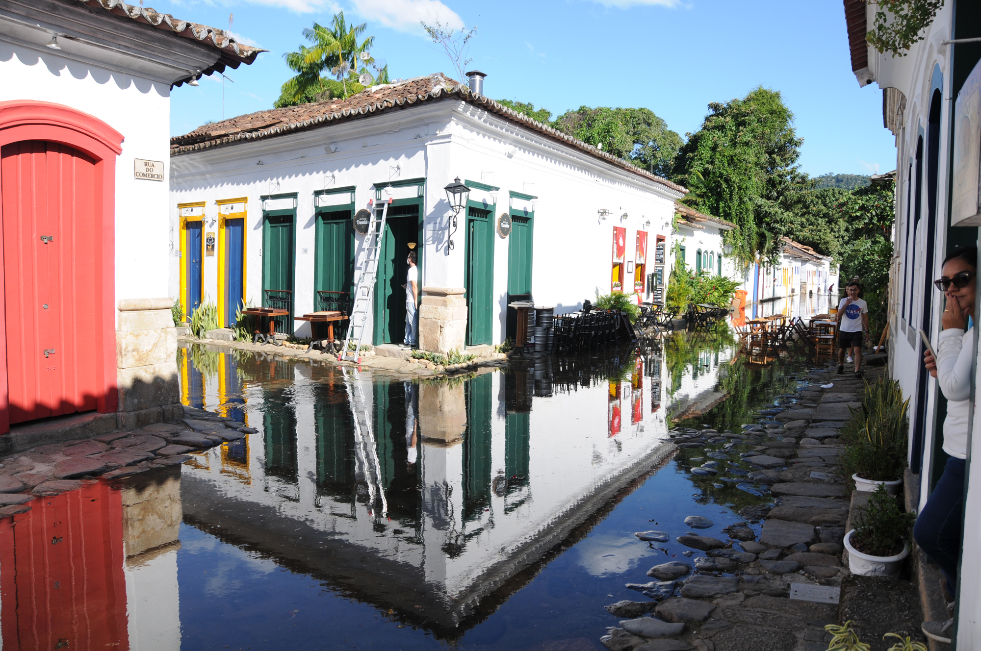 muitas das ruas do núcleo histórico colonial de Paraty são periodicamente inundadas pelo mar.