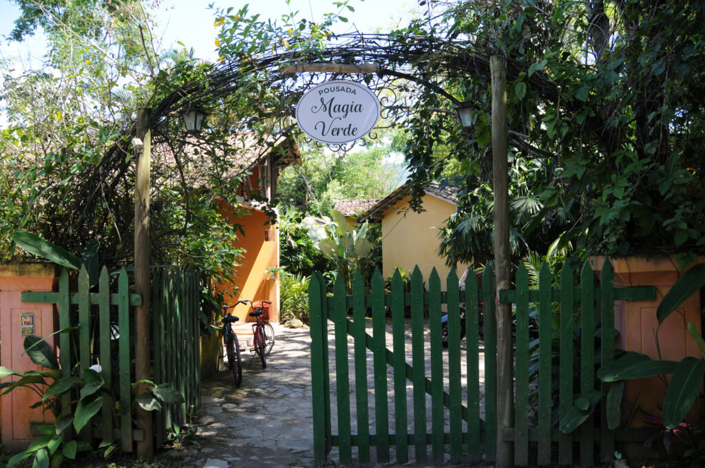 entry of the inn "Pousada Magia Verde" in Paraty